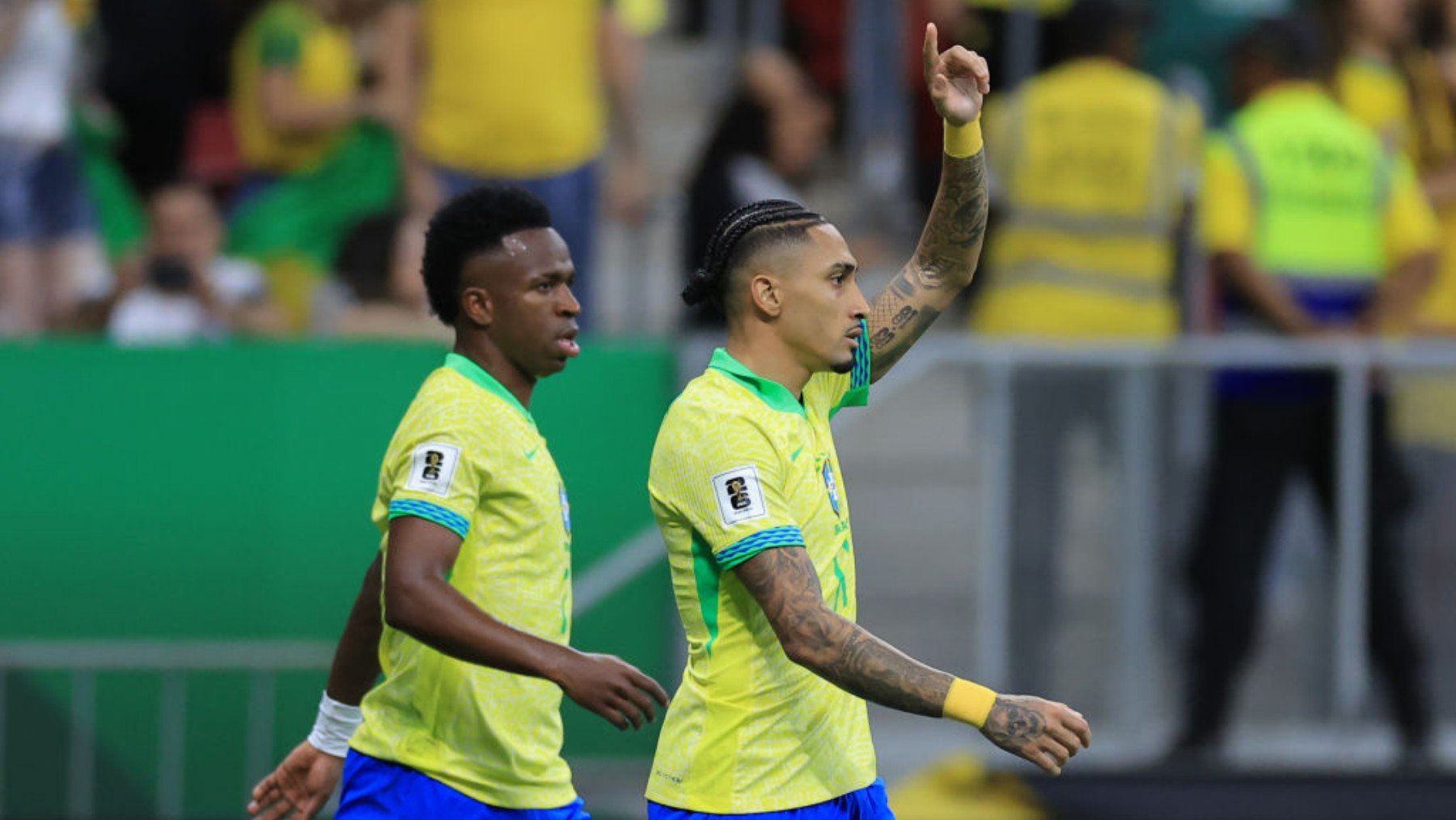 Raphinha y Vinicius celebran un gol ante Colombia. (Getty)