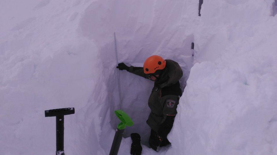 Catadores de nieve en Madrid: sondeos para prevenir el riesgo de aludes