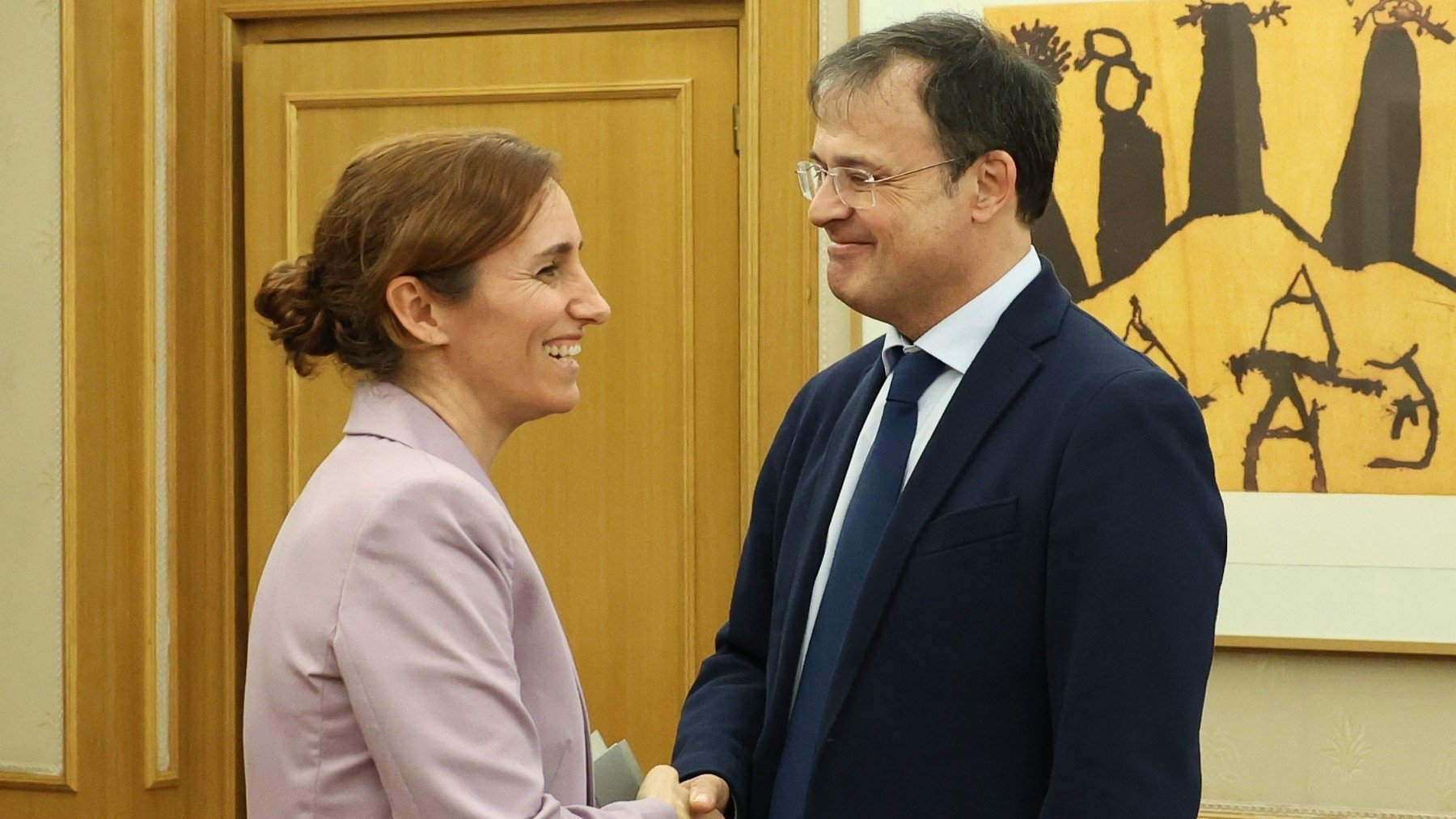 La ministra de Sanidad, Mónica García y el consejero vasco de Sanidad, Alberto Martínez.