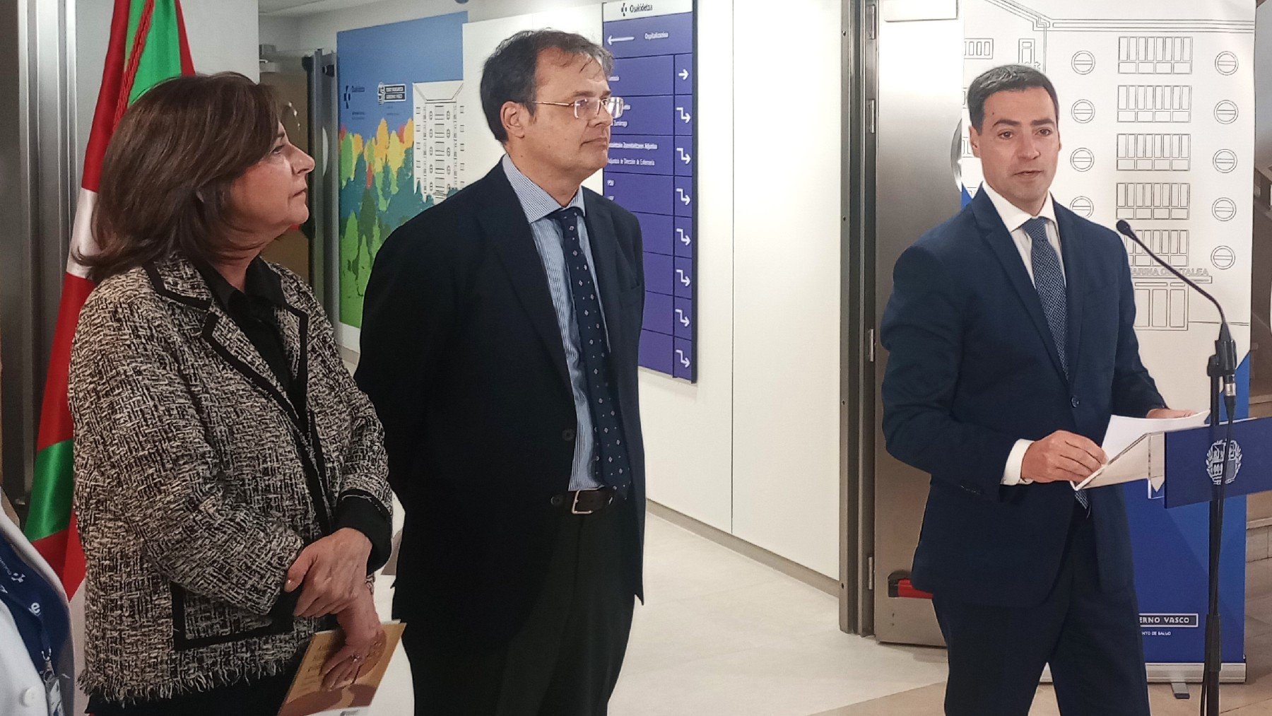 Susana López Altuna, Alberto Martínez e Imanol Pradales en el hospital Santa Marina.