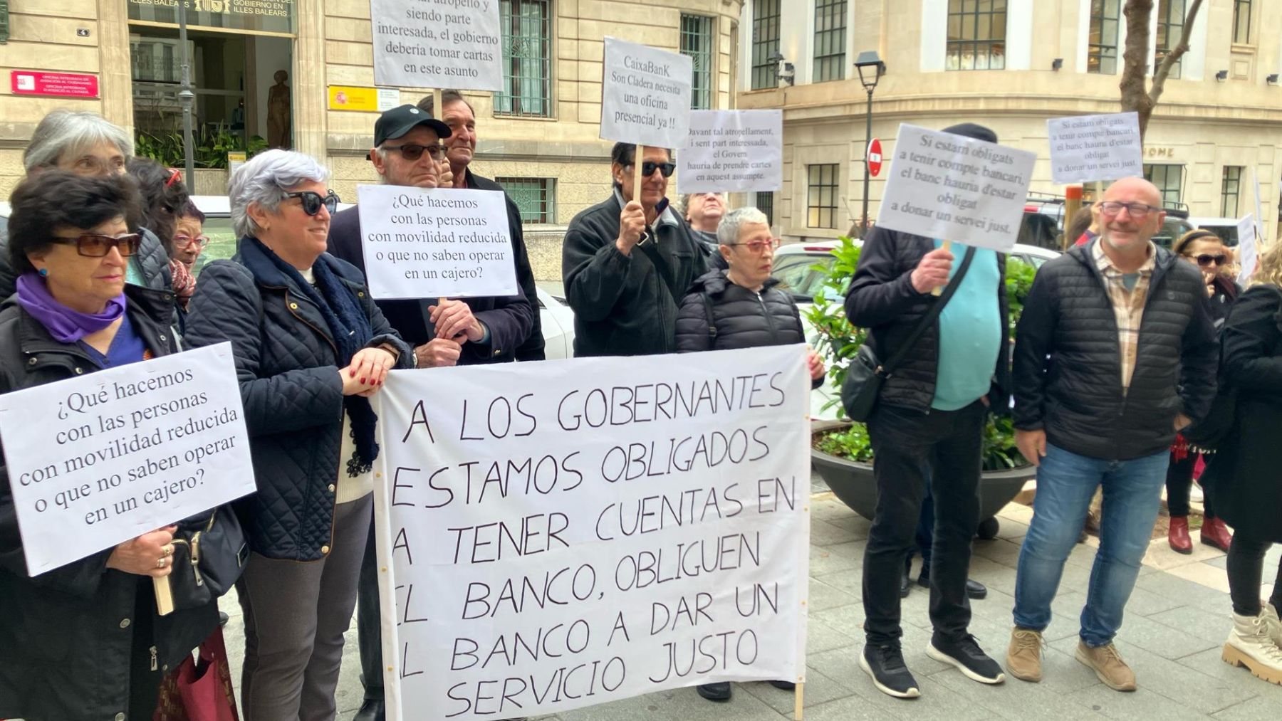 Manifestación de pensionistas frente a la Delegación del Gobierno. (Europa Press)