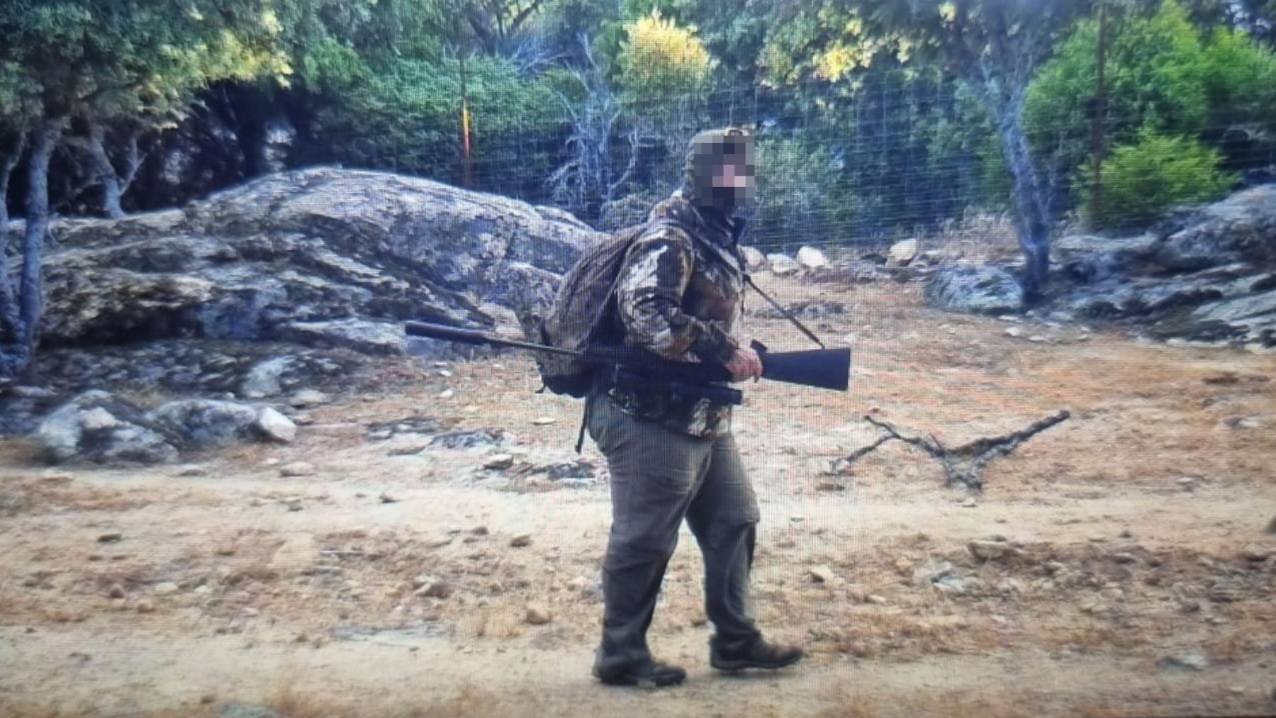 Imagen de un cazador furtivo tomada por una cámara de seguridad (Foto: Guardia Civil)