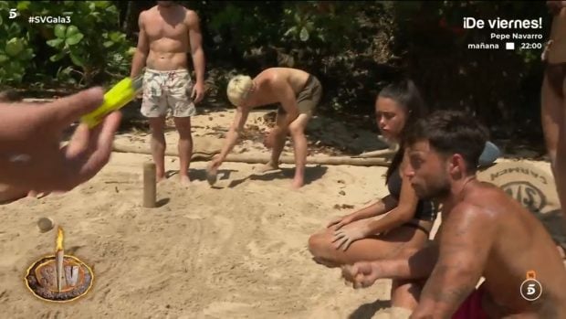 Los habitantes de Playa Furia se saltan las normas y encienden fuego con un mechero en Supervivientes (Mediaset).