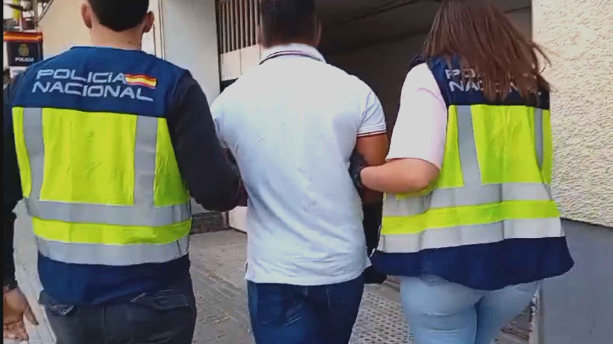 El detenido, junto a dos agentes de la UFAM de la Policía Nacional.