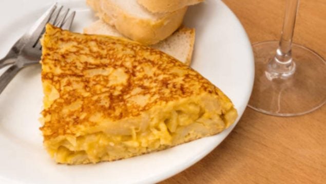 El truco de los chefs profesionales para hacer una tortilla de patatas sin grasas