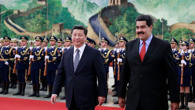 El presidente de Venezuela, Nicolas Maduro camina con el presidente de China, Xi Jinping, en Pekín, en 2015. (Andy Wong-Pool/Getty Images)