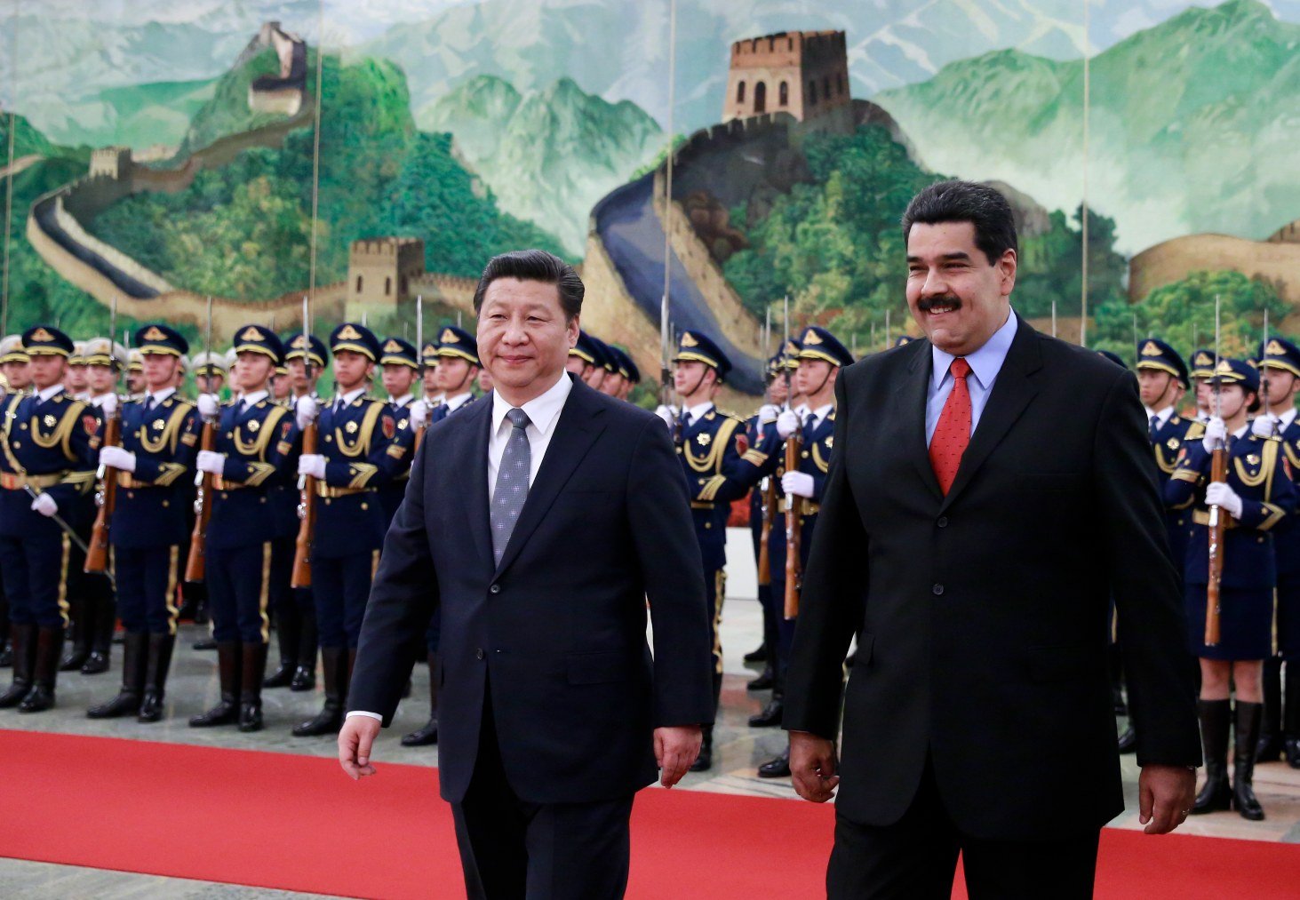 El presidente de Venezuela, Nicolas Maduro camina con el presidente de China, Xi Jinping, en Pekín, en 2015. (Andy Wong-Pool/Getty Images)