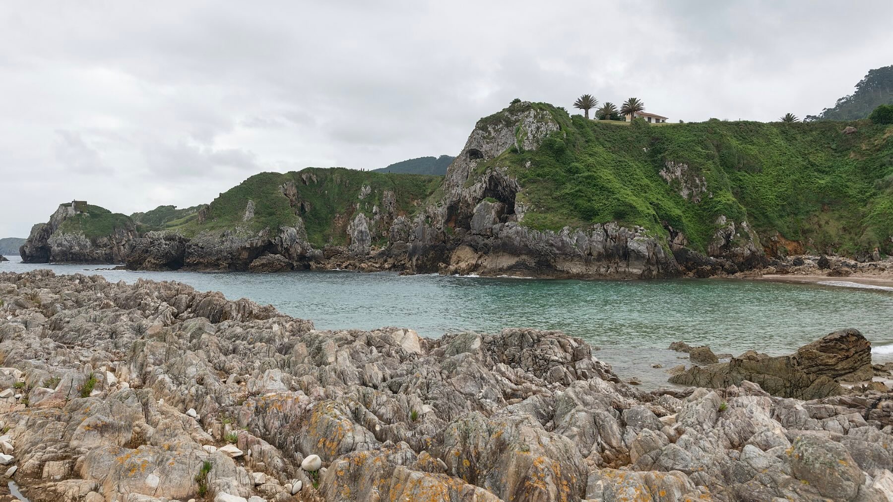 Ni Santillana del Mar ni Potes: el pueblo más infravalorado de Cantabria está en lo alto de un acantilado