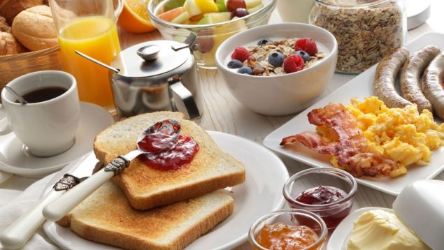 Hombres y desayuno