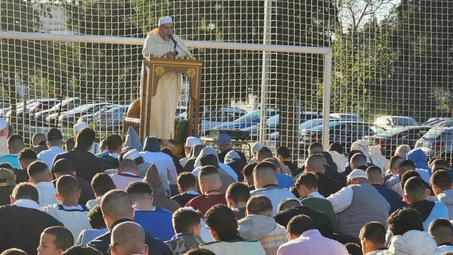Rezo colectivo en la barriada de El Saladillo, en Algeciras. (Comunidad Islámica Al Rahmah)