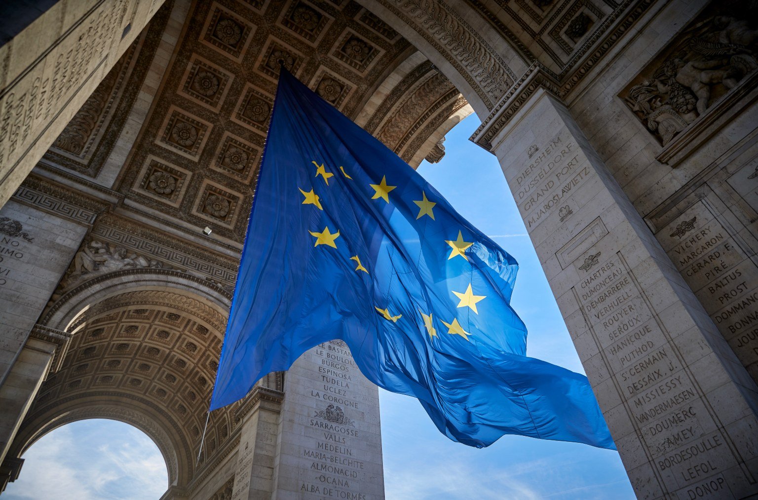 La bandera de la Unión Europea cuelga del Arco de Triunfo, en París. Kiran Ridley/Getty Images