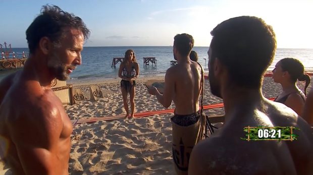 Laura Madrueño comunica a Playa Calma que han sido descalificados. (Mediaset)