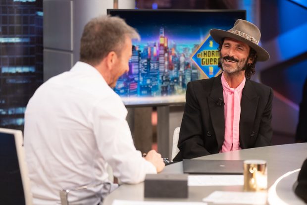 Pablo Motos y Leiva en el plató de El Hormiguero (Atresmedia).