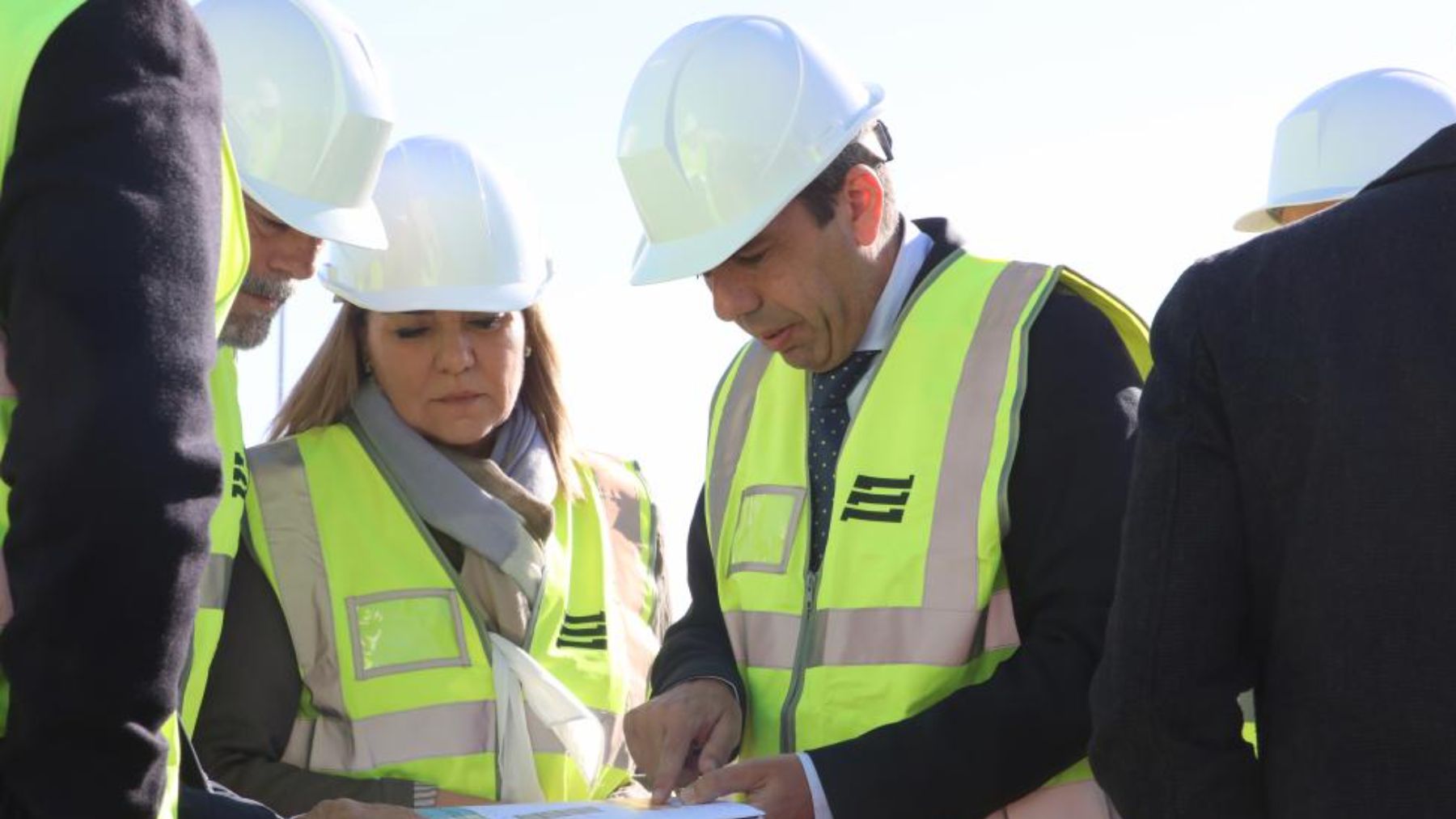 Carlos Mazón, en las obras para las nuevas viviendas, con Susana Camarero y el alcalde de Alicante Luis Barcala, este viernes.