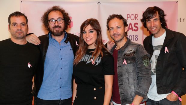 Leire Martínez junto a sus ex compañeros de La Oreja de Van Gogh. (Foto: Gtres)