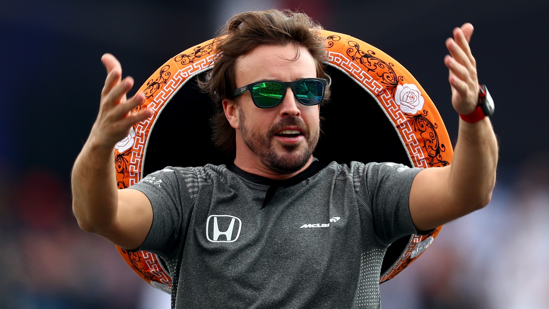 Fernando Alonso disfruta en una de sus últimas carreras con Honda. (Getty)