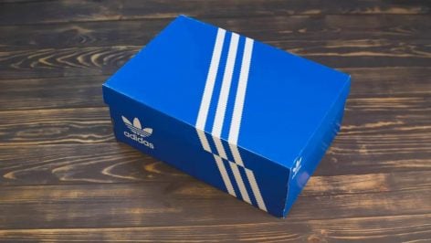 Una caja de Adidas Originals.