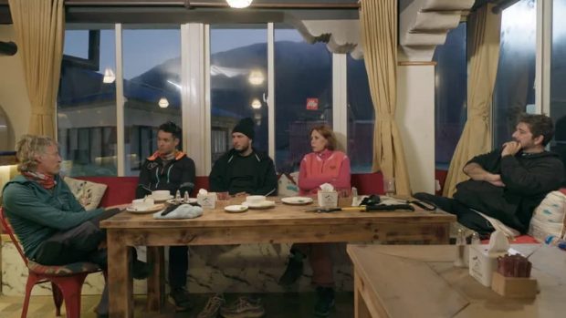 Jesús Calleja junto a Antonio Orozco, Ágatha Ruiz de la Prada, Omar Montes y TheGrefg. (Mediaset)