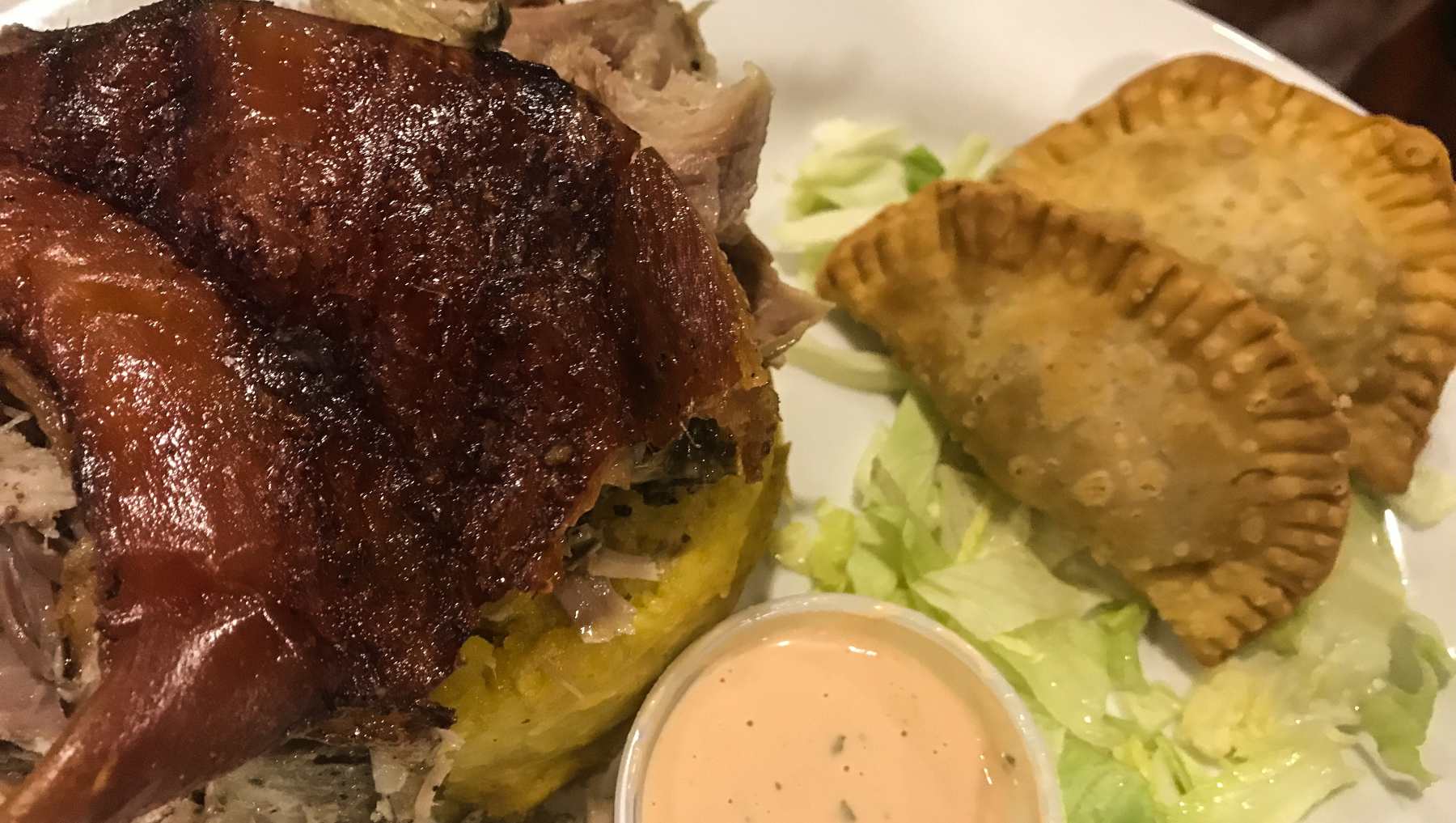 Pernil de cerdo asado.
