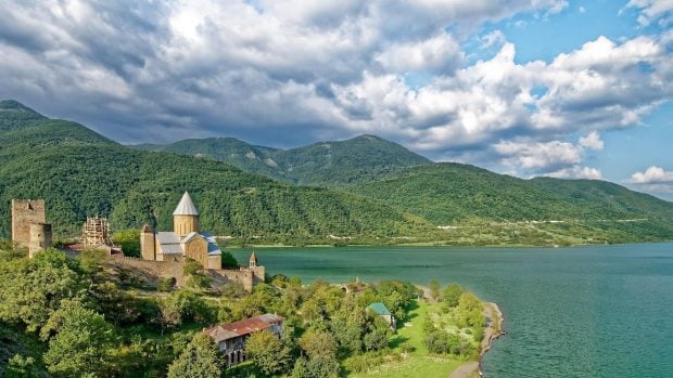 El mejor país de Europa para emigrar si estás jubilado, razones para emigrar a Georgia como pensionista, coste de vida de Georgia, motivos para emigrar a Georgia si tienes más de 65 años, cómo mudarte a Georgia si eres español.