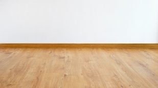 Truco para limpiar los suelos de madera
