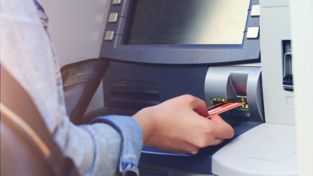 Sacar dinero del cajero automático