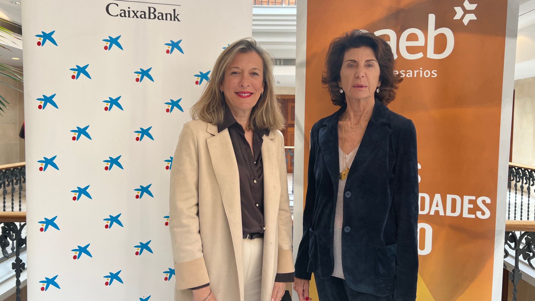 La directora territorial de CaixaBank en Baleares, María Cruz Rivera, junto con la presidenta de CAEB, Carmen Planas.