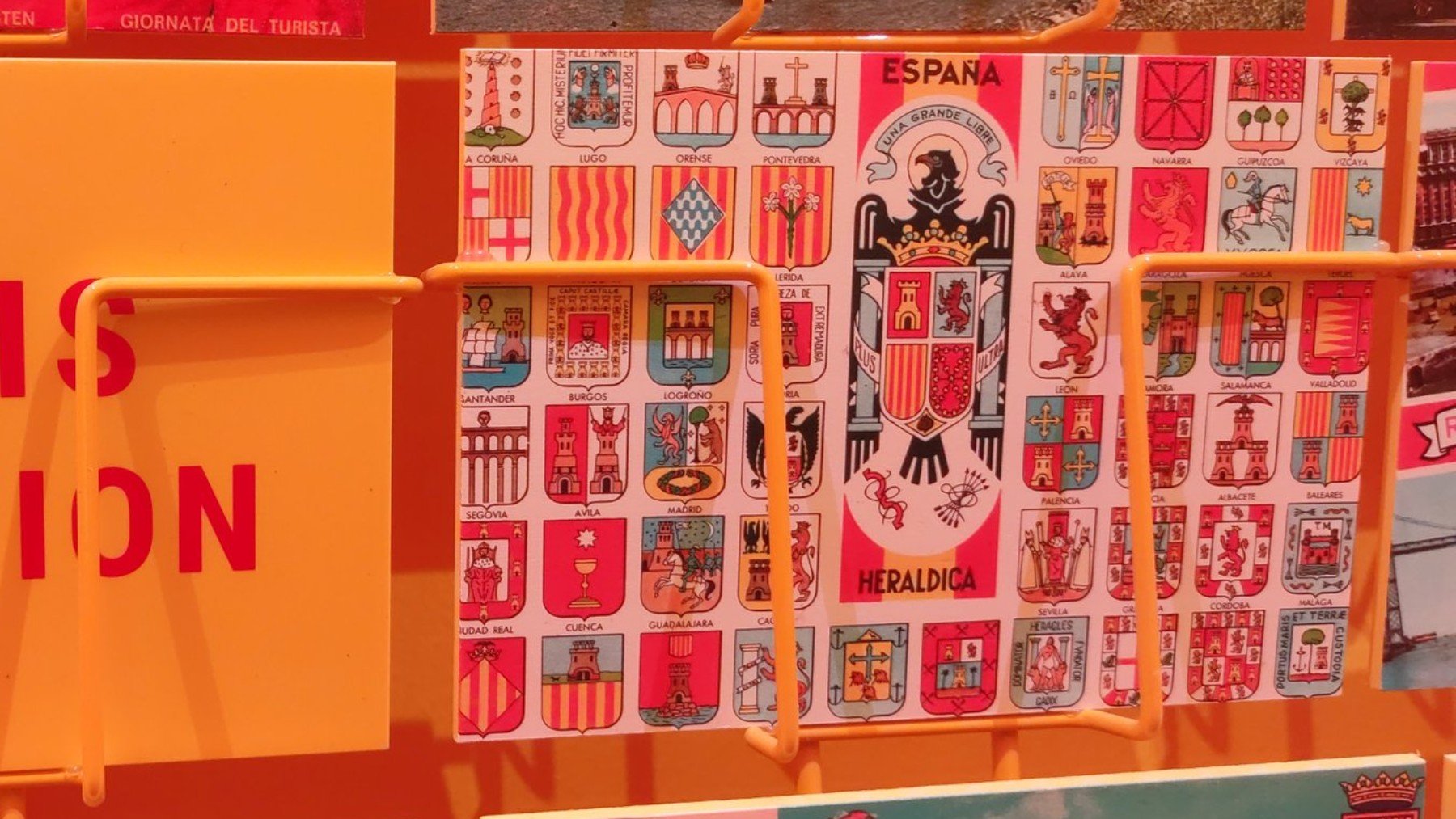 Postal con el escudo franquista en el pabellón de España en la Expo de Osaka. (Foto: B. Hurtado / @_articwolf)