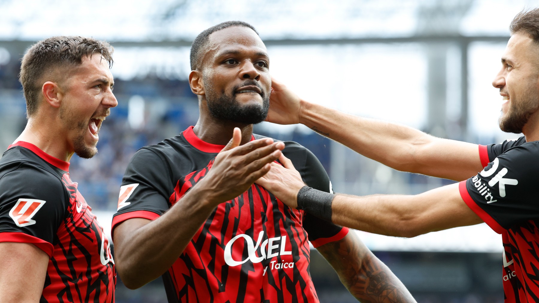 Larin celebra su gol en Anoeta.