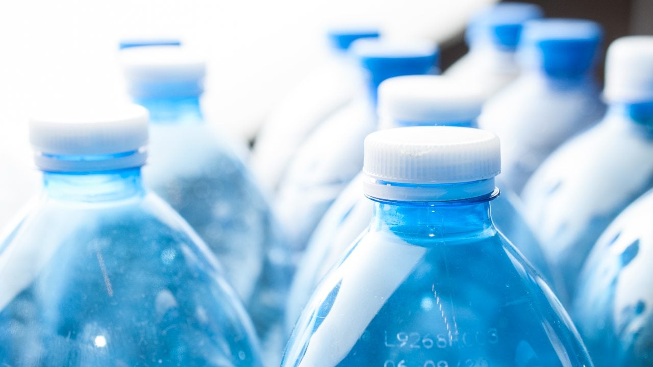 Los científicos piden a los ciudadanos que se deje de consumir este producto embotellado: «los riesgos son graves y poco estudiados aún»