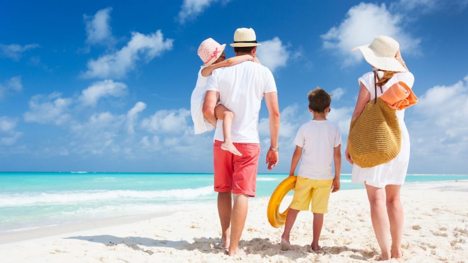 Vacaciones en el extranjero: qué vacunas necesitas y cómo llevar tu medicación sin problemas