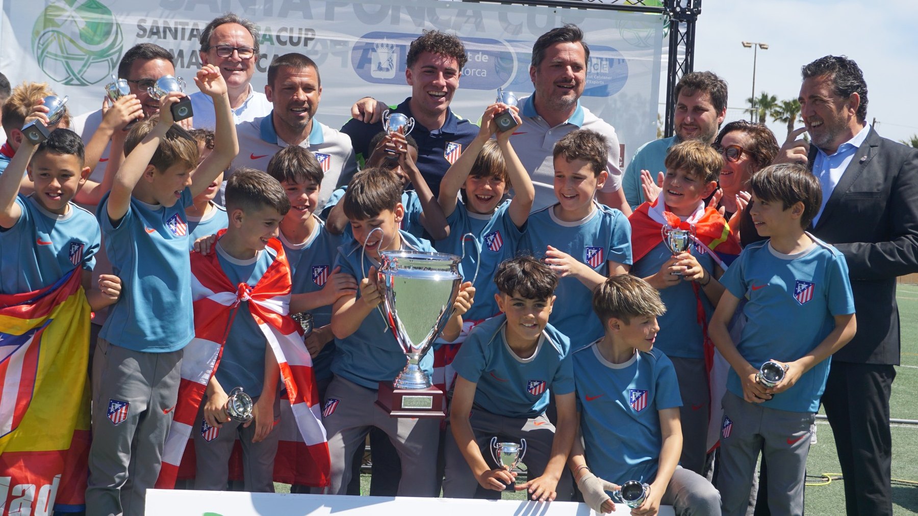 El Atlético de Madrid, campeón en sub10, con el alcalde de Calvià.