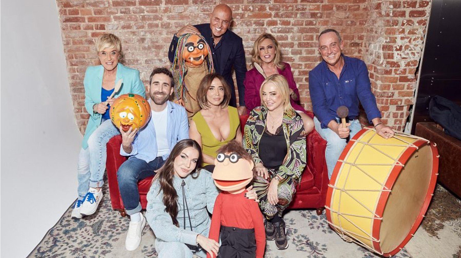 Parte del equipo de ‘La familia de la tele’. (Foto: RTVE)