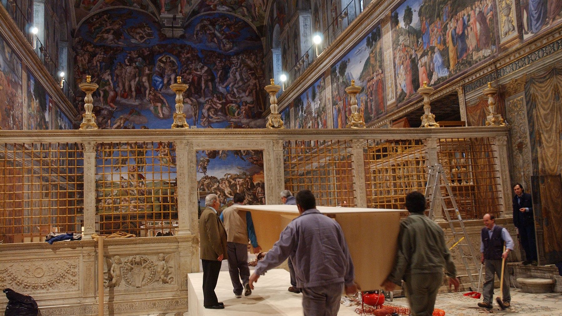 Preparación de la Capilla Sixtina para el Conclave de 2013. (Getty)