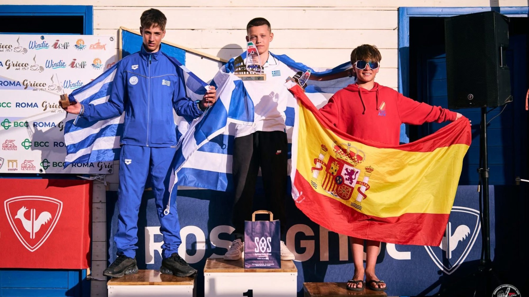 Joshua Castro, en el podio, con la bandera española.