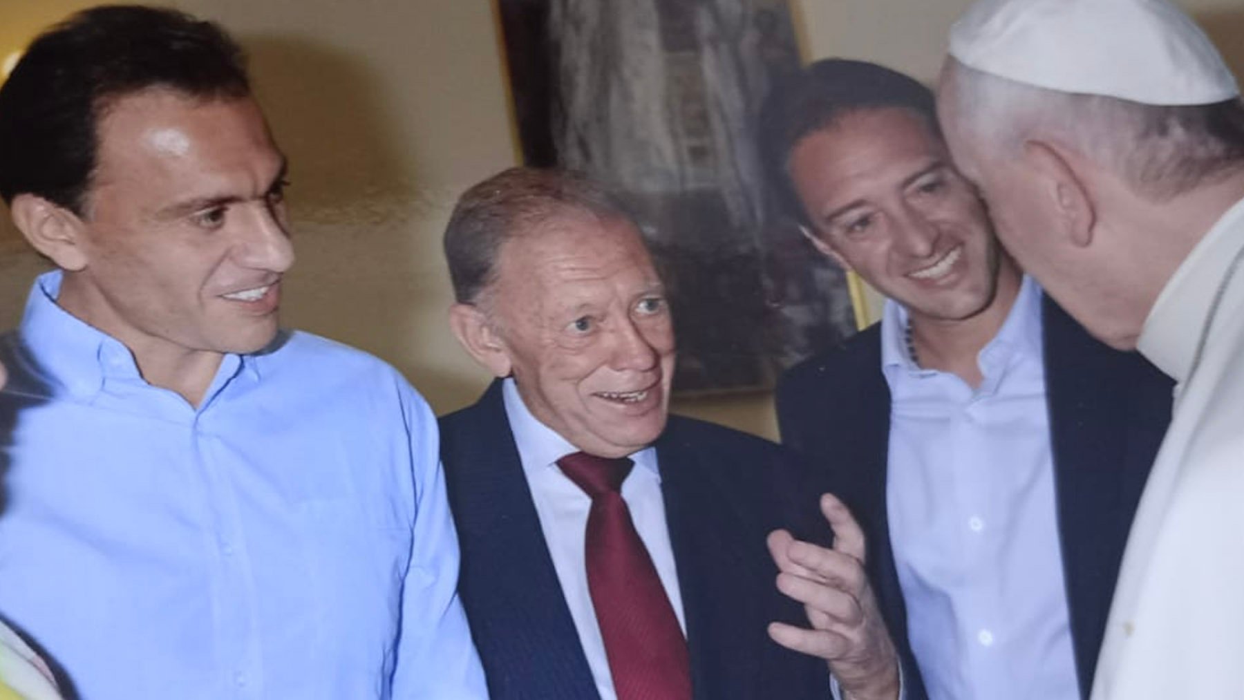 Matías, entre Jorge Ernesto Bergoglio y el Papa Francisco.