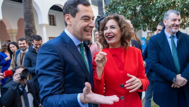 Juanma Moreno y María Jesús Montero, en Sevilla. (Europa Press)