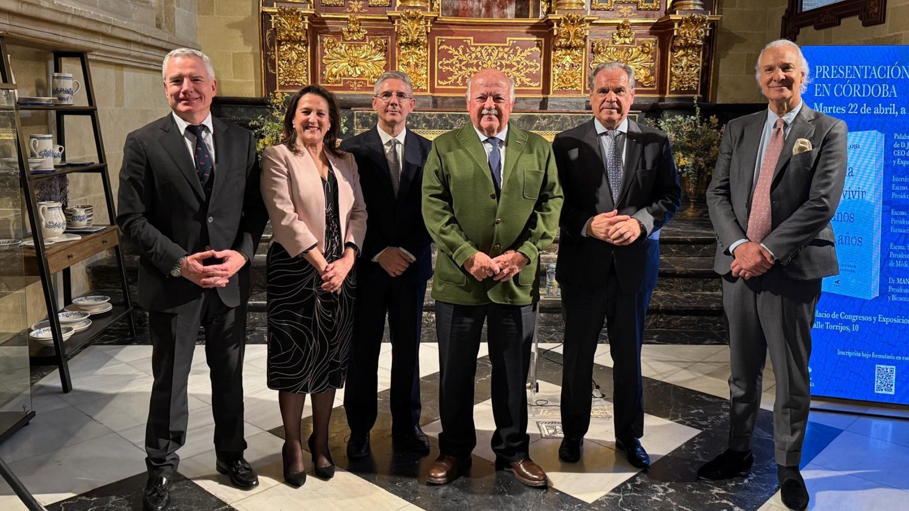 El Dr. Manuel de la Peña con el resto de personalidades que acudieron a la presentación.
