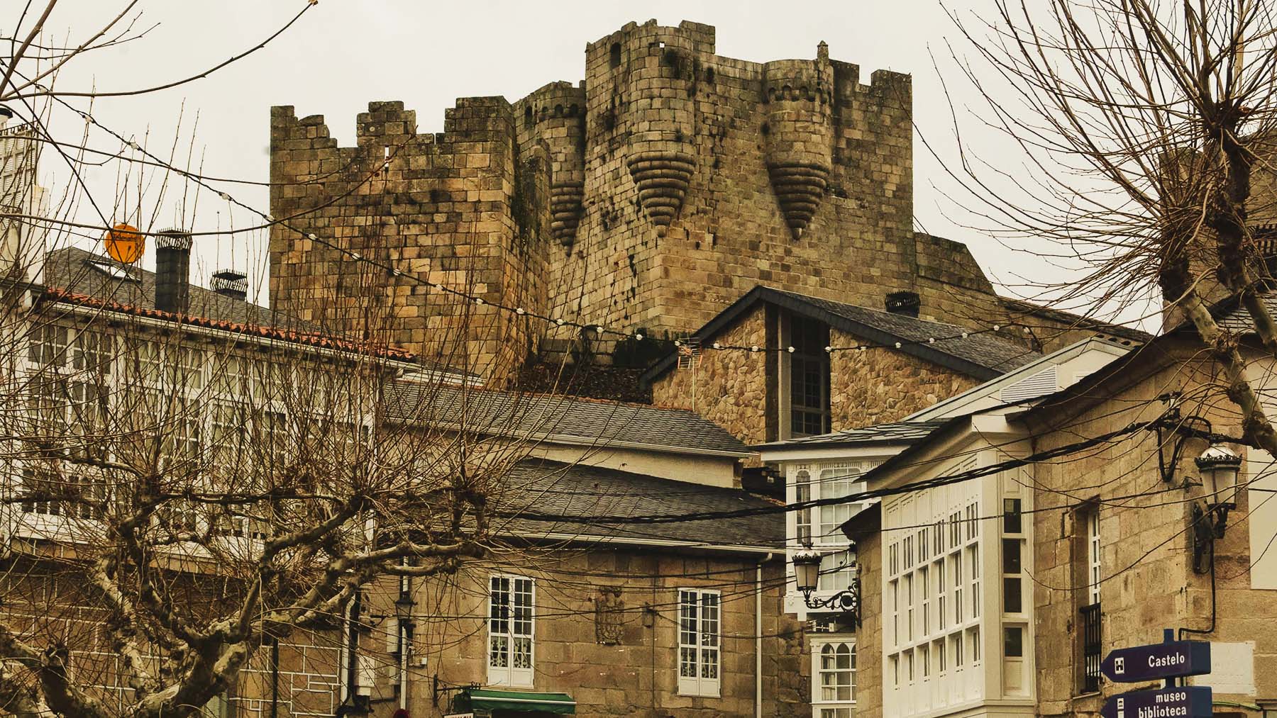 El castillo de Castro Caldelas y los edificios a su alrededor. Foto: Ourensano en Flickr.