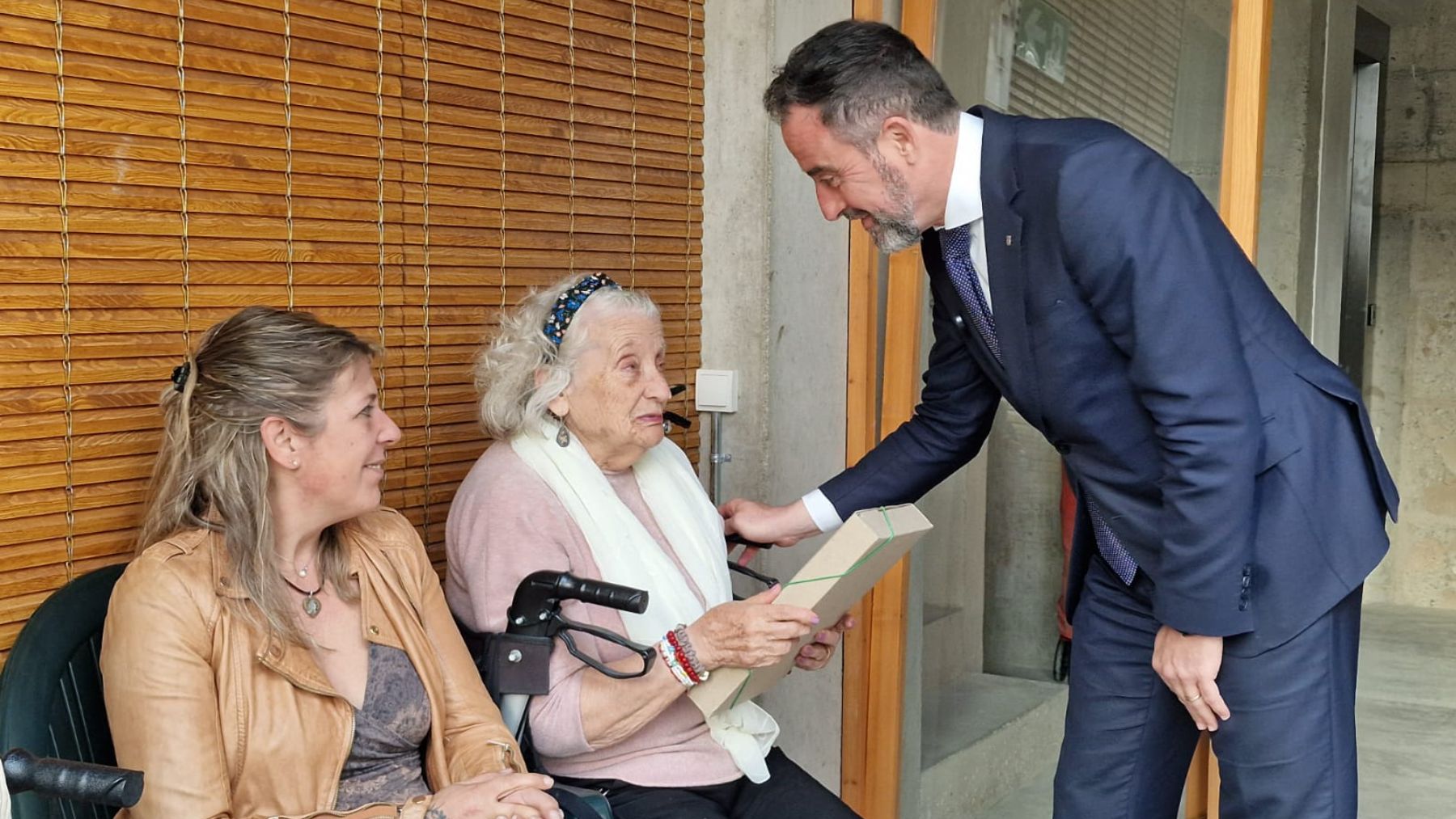 El conseller José Luis Mateo con los beneficiarios de las viviendas públicas.