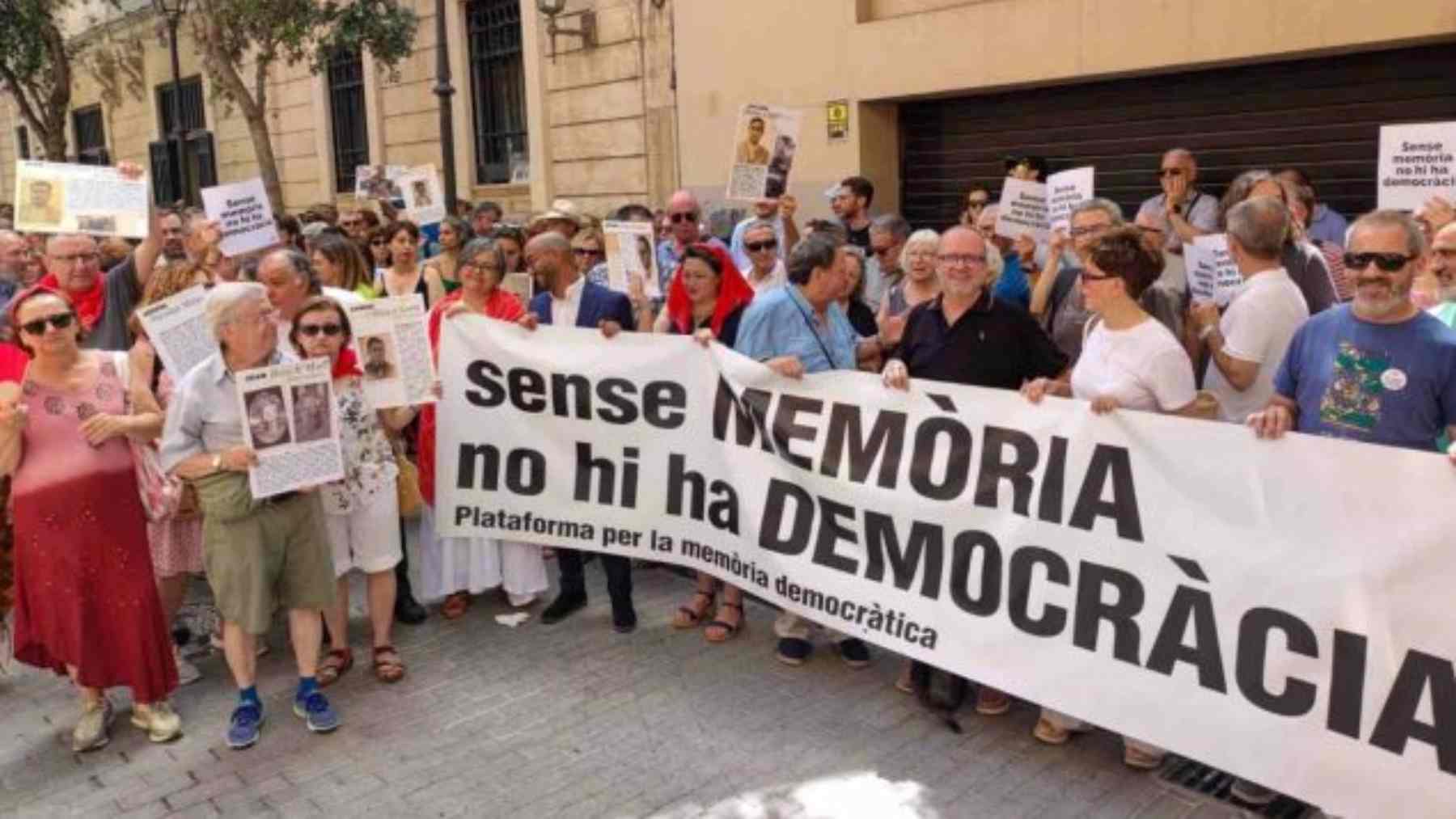 Concentración de activistas de la Plataforma para la memoria democrática frente a la sede del Parlament.