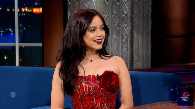 Jenna Ortega en 'The Late Show With Stephen Colbert'. (CBS)