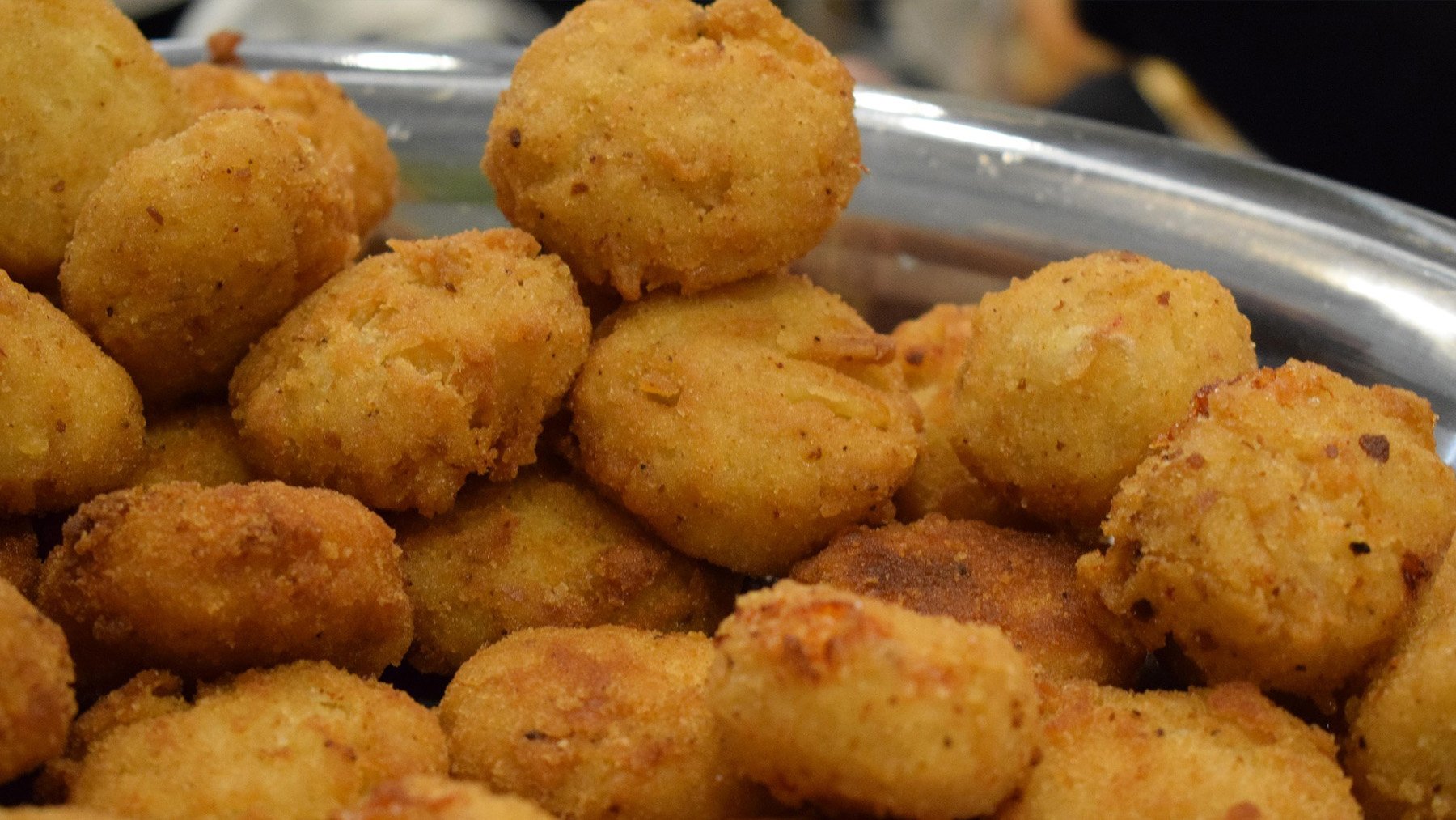 Ni harina ni pan rallado: el truco infalible de los profesionales para que las croquetas no se rompan al freírlas
