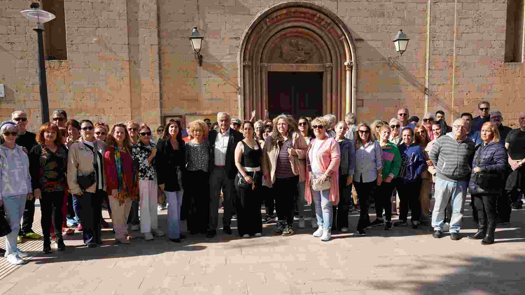 Concentración vecinal en el Coll den Rabassa contra los okupas con dirigentes de Vox en Baleares.