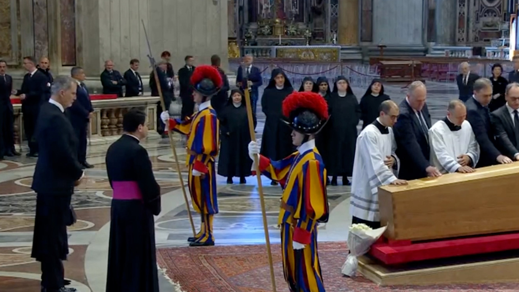 Los Reyes, en el funeral por el Papa Francisco.