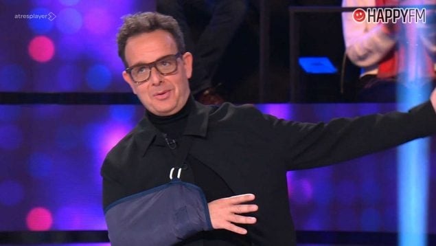 Ángel Llácer aparece con el brazo en cabestrillo en Tu cara me suena (Atresmedia).