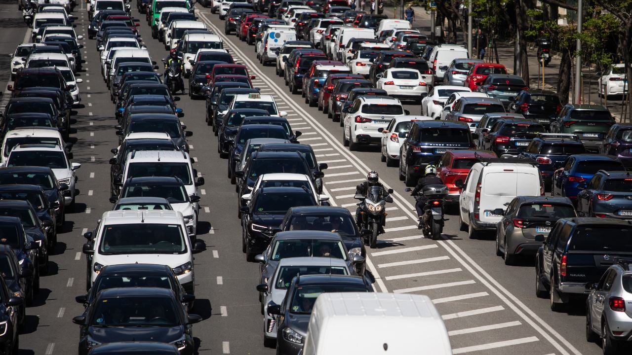 Tráfico en el Paseo de la Castellana tras el apagón eléctrico en Madrid, España, el 28 de abril de 2025. (Foto: EFE)