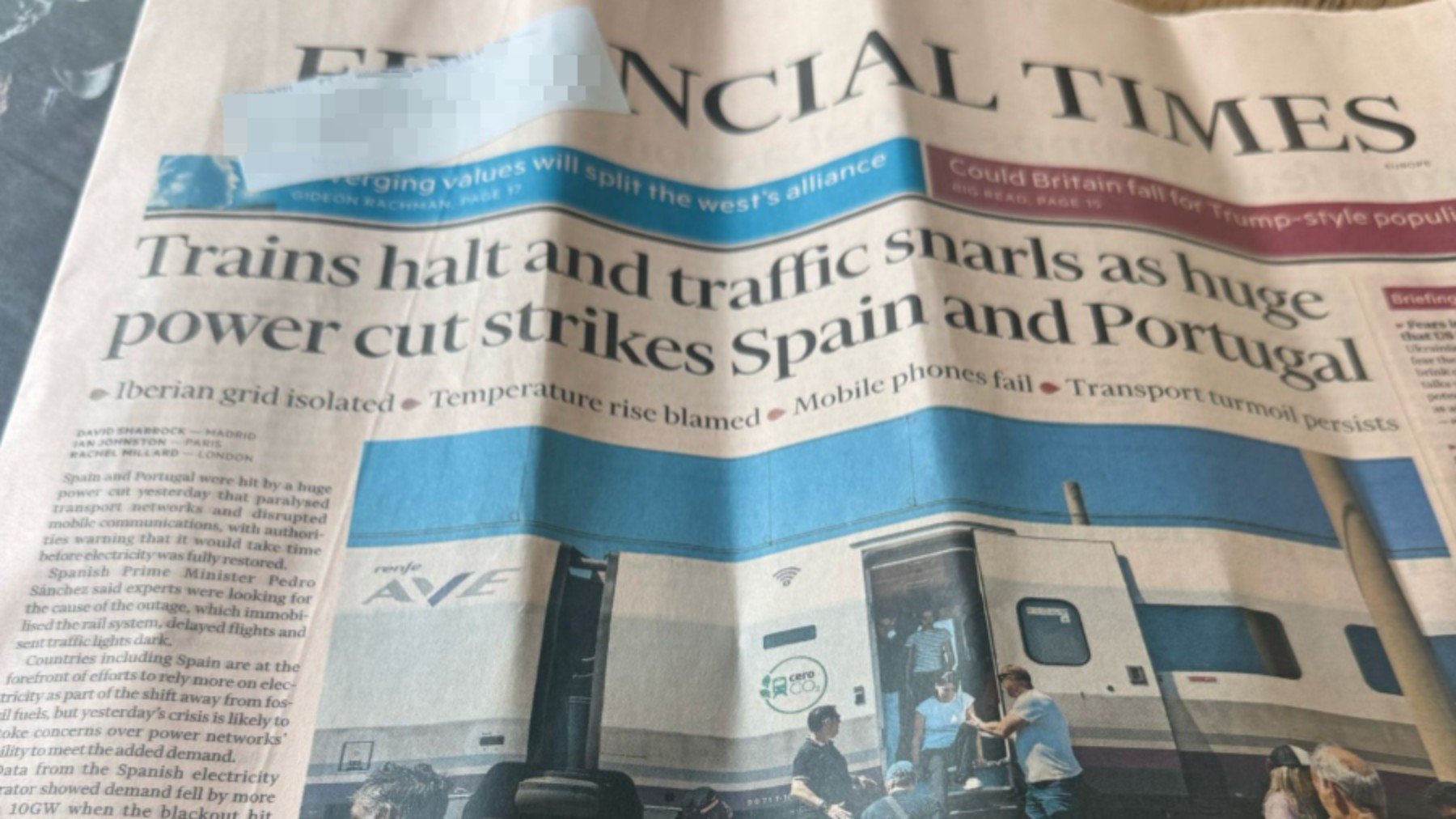 Financial Times dedica su portada al apagón masivo con una foto demoledora de pasajeros atrapados en el AVE
