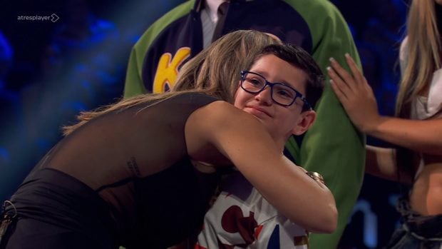 Edurne abraza un concursante de La Voz Kids (Atresmedia).