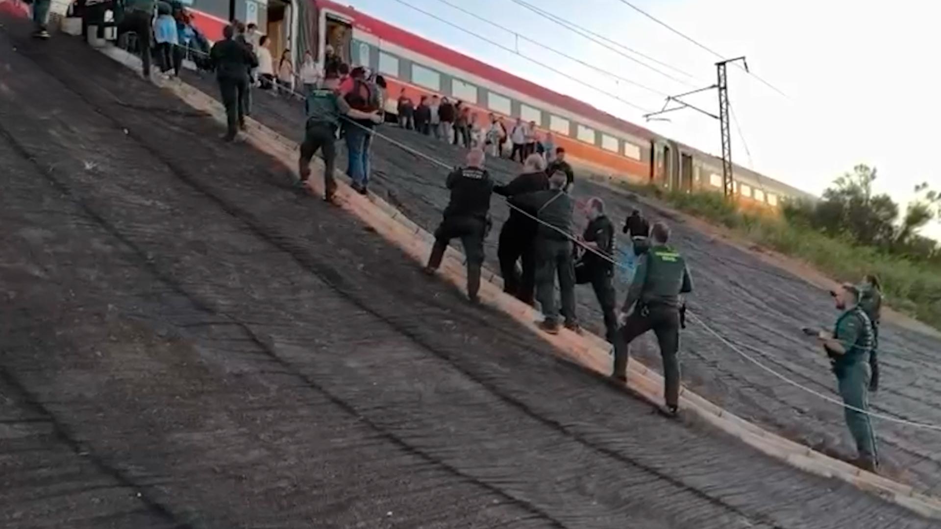La Guardia Civil rescata a 390 pasajeros de un tren detenido cuatro horas por el apagón en Valencia